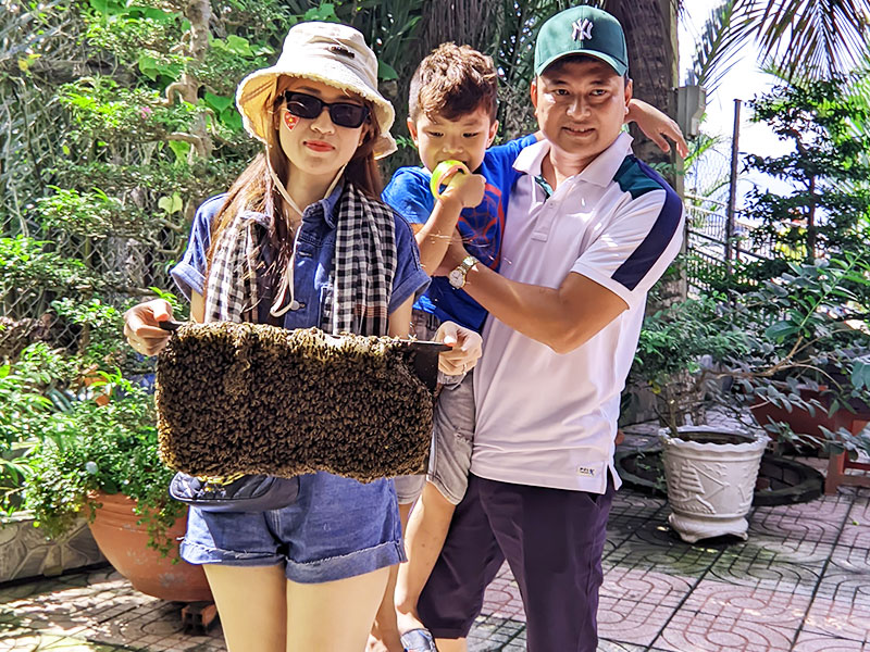 Tham quan vườn nuôi ong lấy mật trên Cồn Thới Sơn